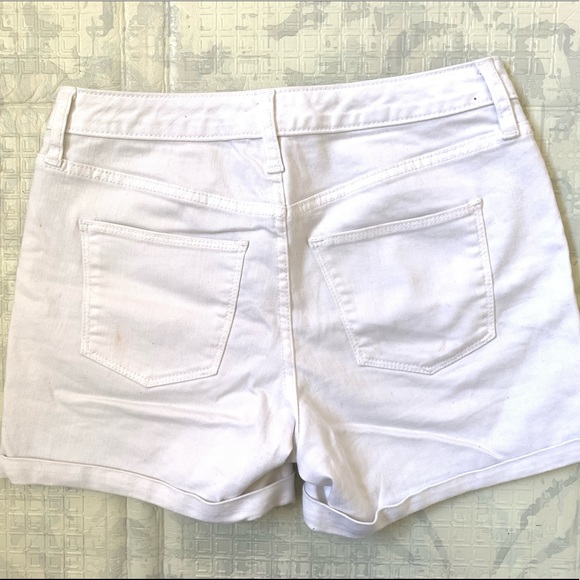 White universal thread Jean shorts - Picture 2 of 3